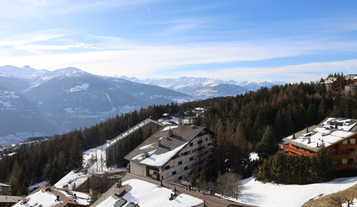 Bergpanorama mit verschneitem Skiort