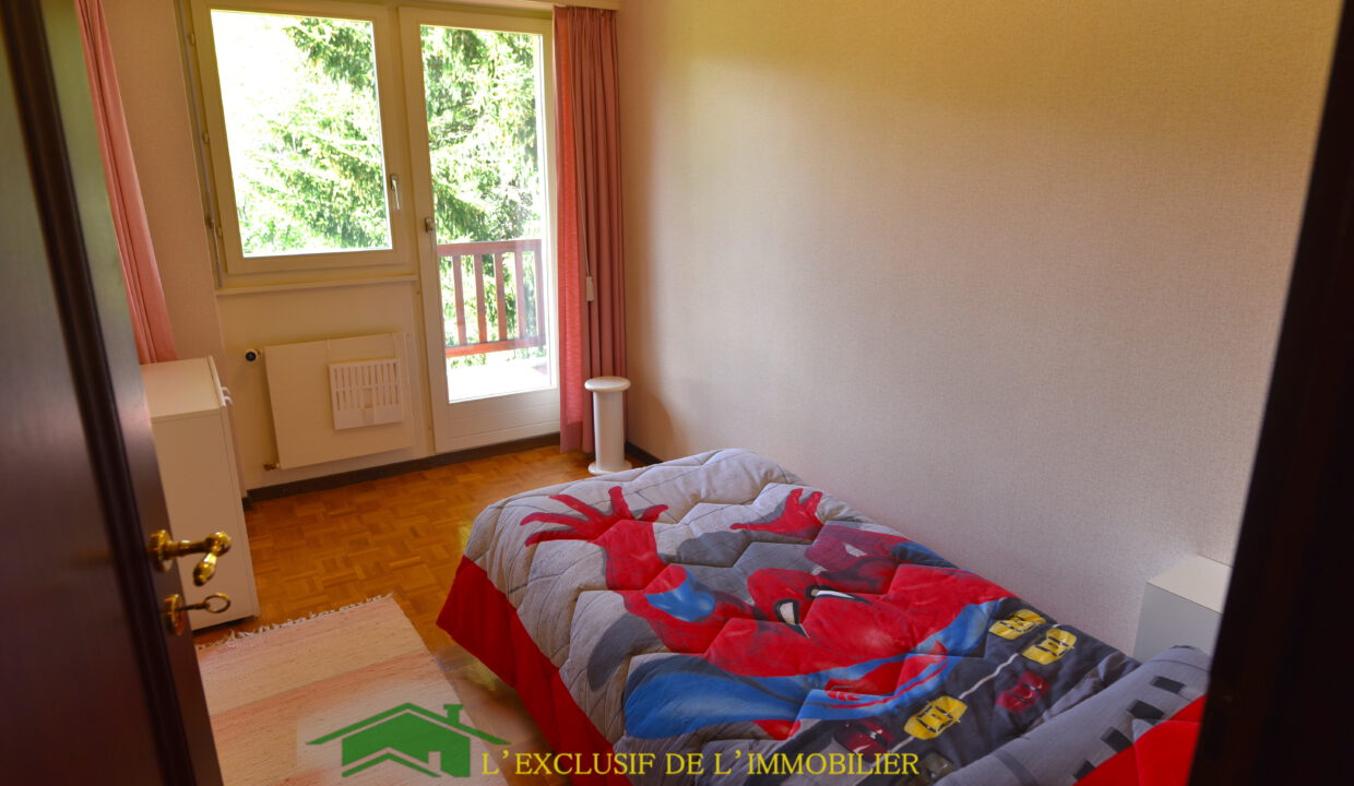 Kleines Schlafzimmer mit Balkonblick