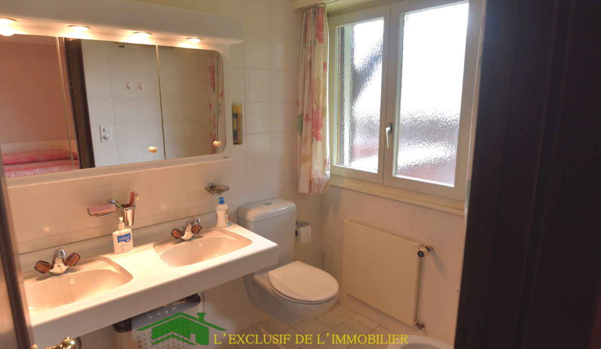 Kleines Badezimmer mit Doppelwaschtisch und Fenster