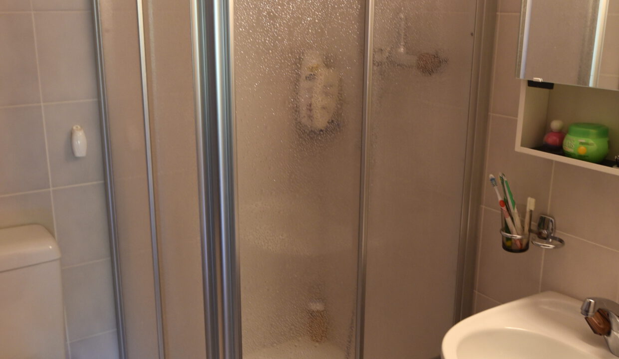 Kleines Badezimmer mit Dusche und Waschbecken