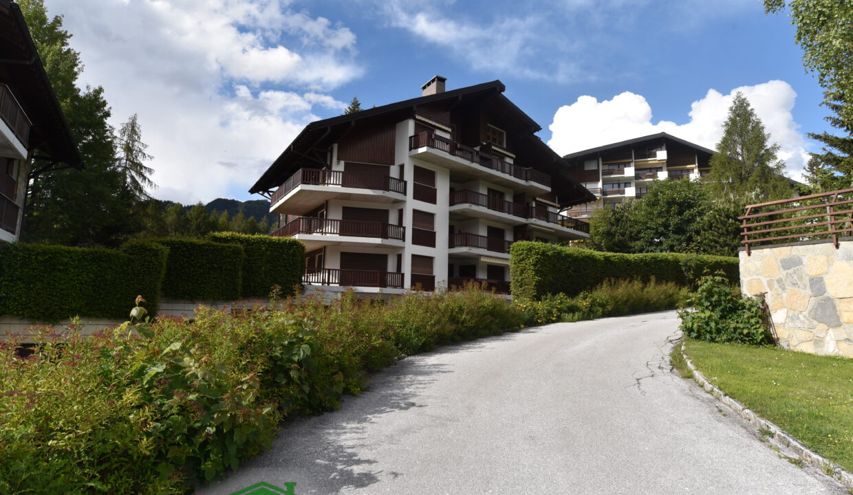 Alpines Wohnhaus mit Balkon und Zufahrt
