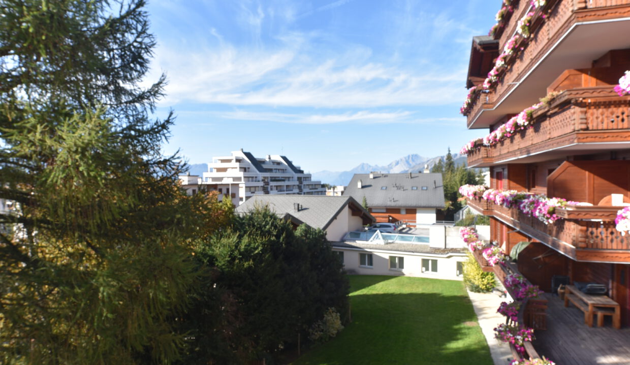 Balkon- und Bergblick mit Chaletfassade