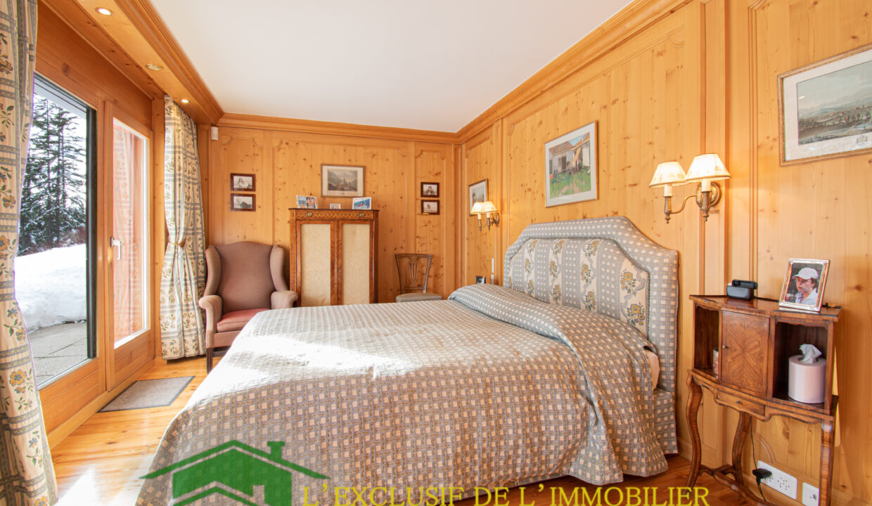 Gemütliches Schlafzimmer mit Holzverkleidung