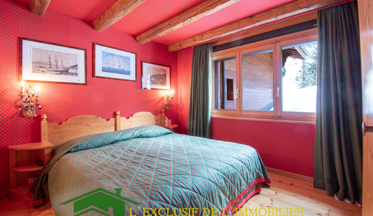 Gemütliches Schlafzimmer mit rustikalem Holz und kräftiger Tapete