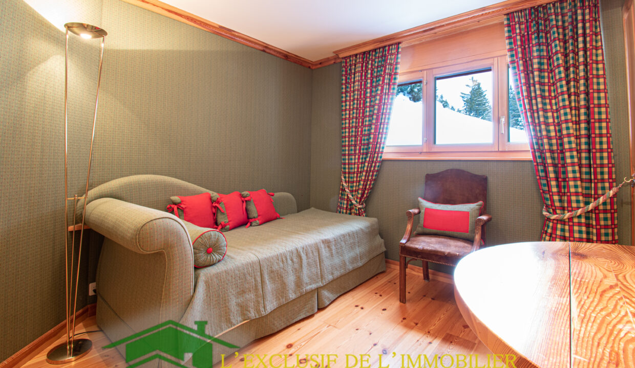 Gemütliches Zimmer mit Schlafsofa und Holzfenster