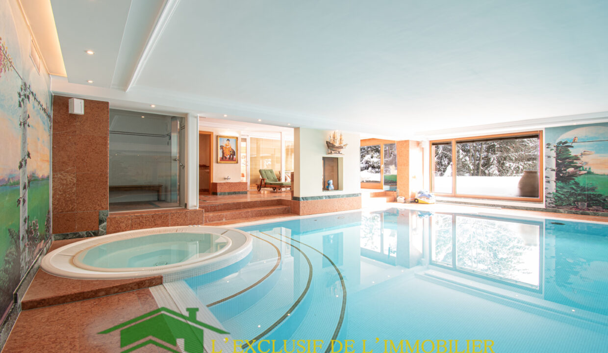 Innenpool mit Whirlpool und Wintergartenblick