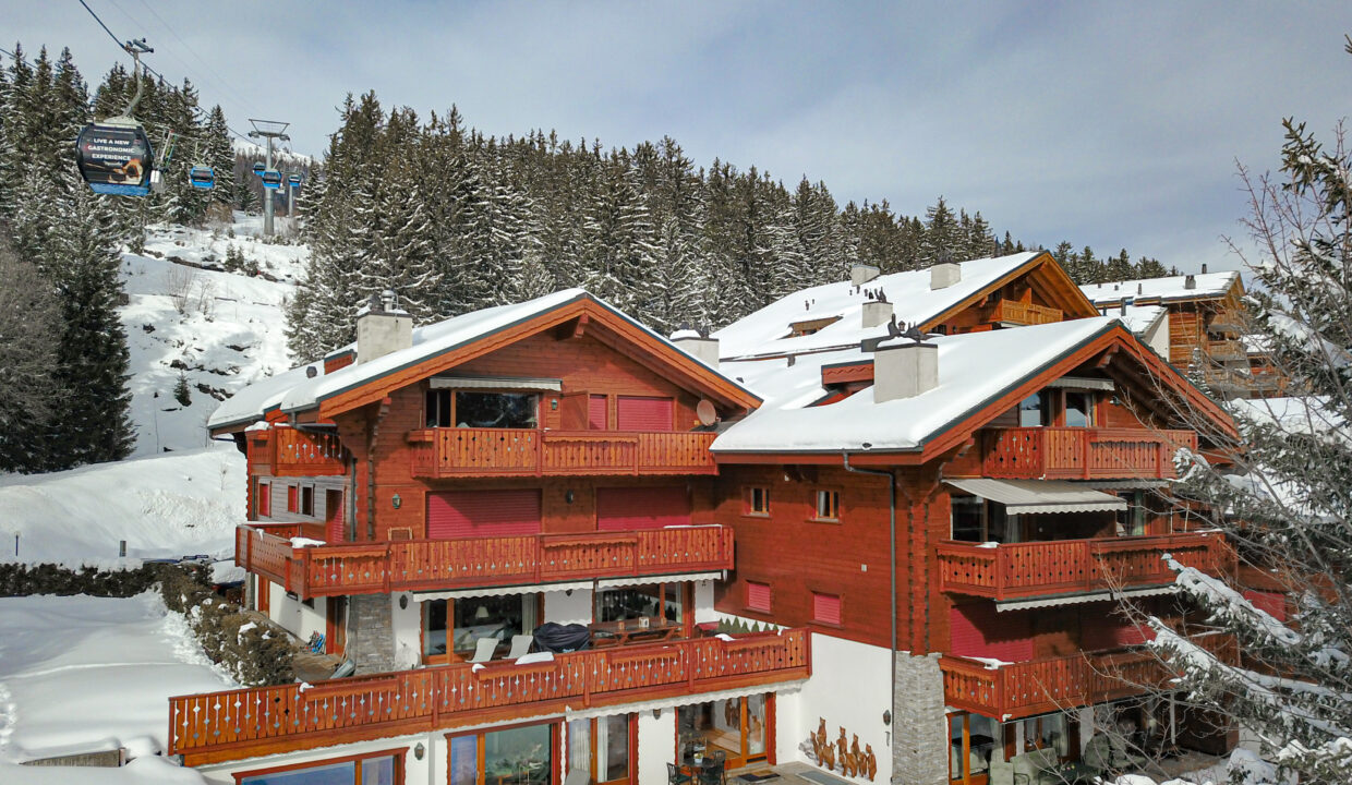 Alpen-Chalet mit Schneelandschaft
