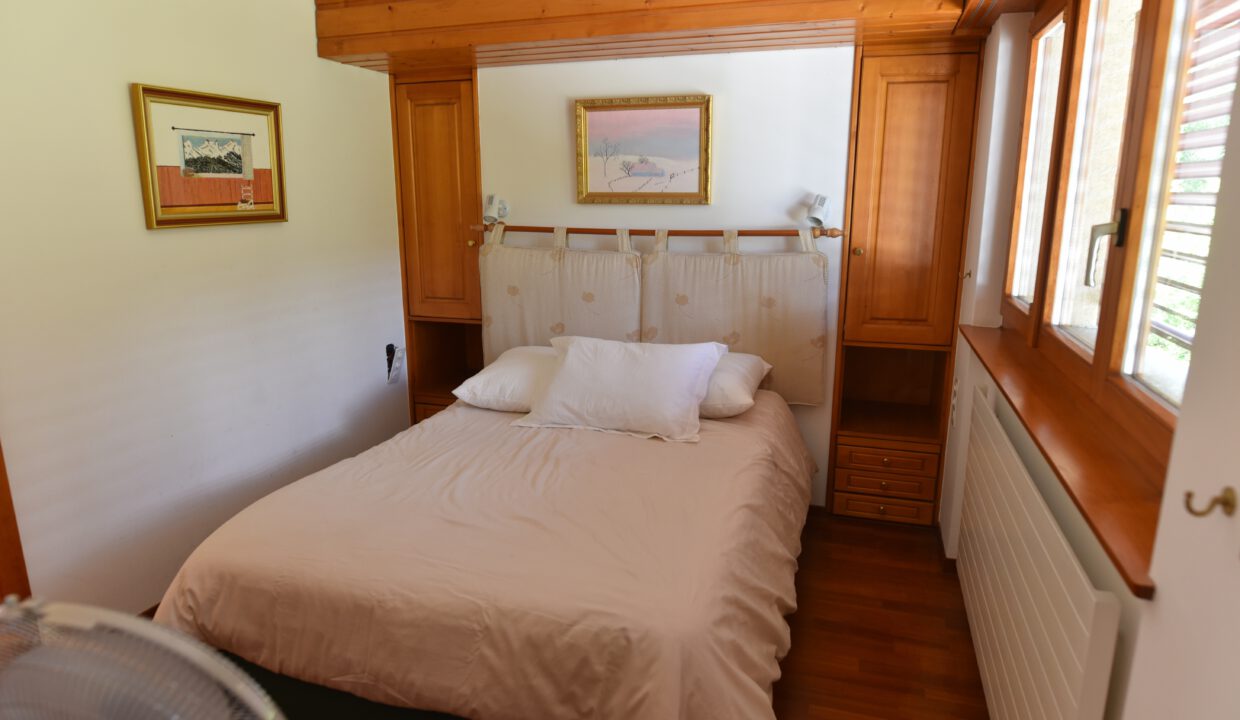 Schlafzimmer mit Holzvertäfelung und Einbauschränken