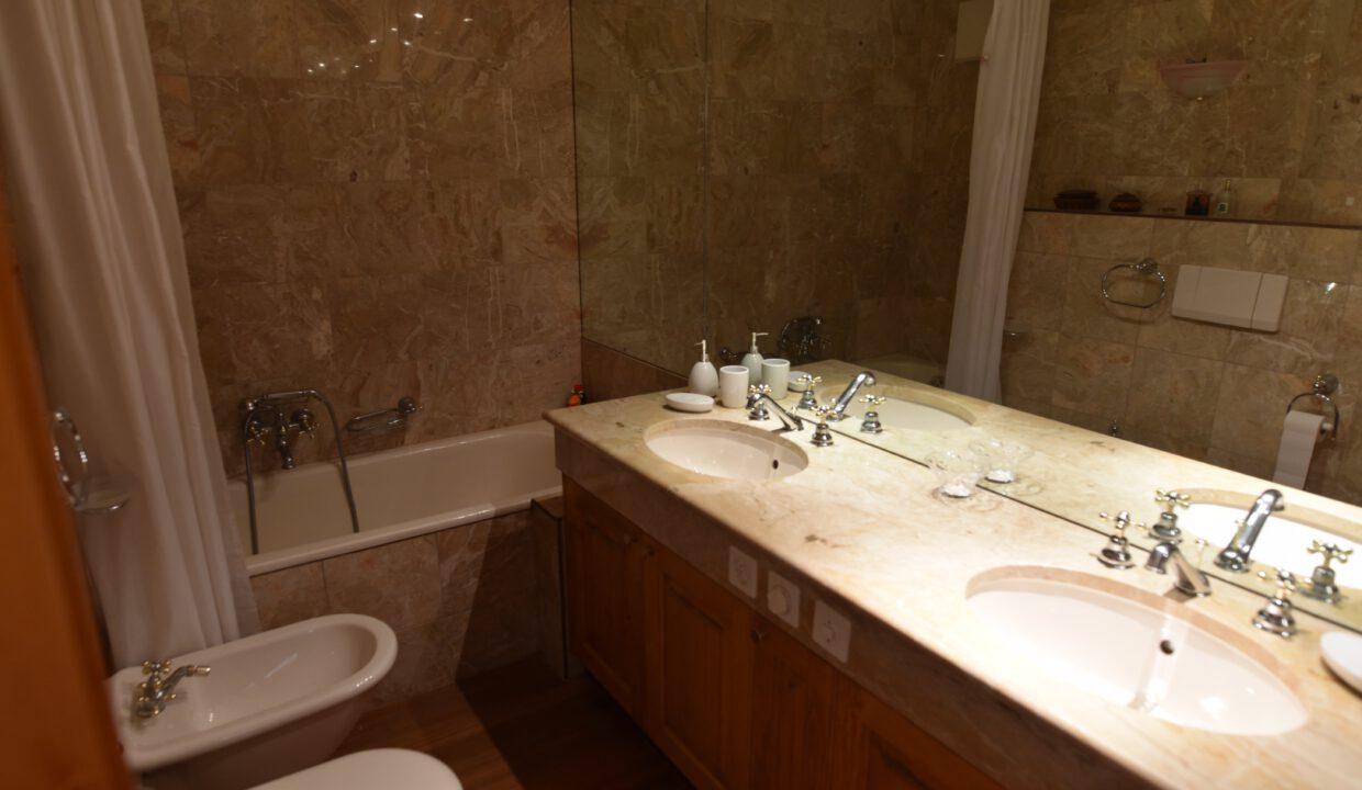 Elegantes Badezimmer mit Doppelwaschbecken und Badewanne