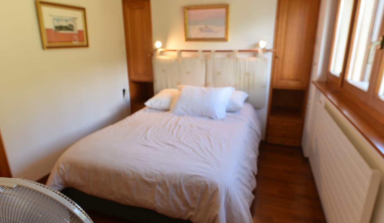 Gemütliches Schlafzimmer mit Doppelbett und Holzmöbeln