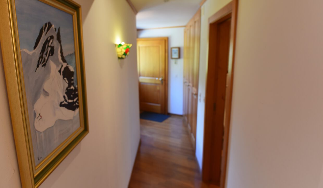 Flur mit Holztüren und Kunstbild
