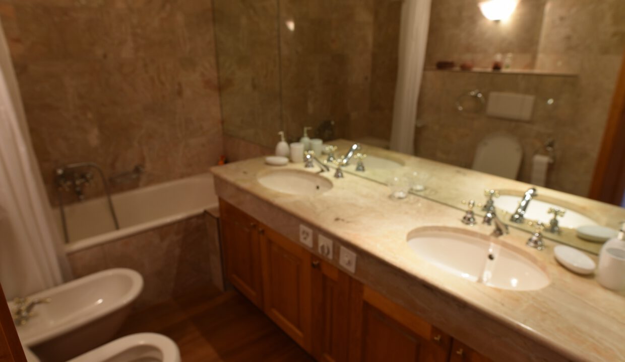 Badezimmer mit Doppelwaschbecken