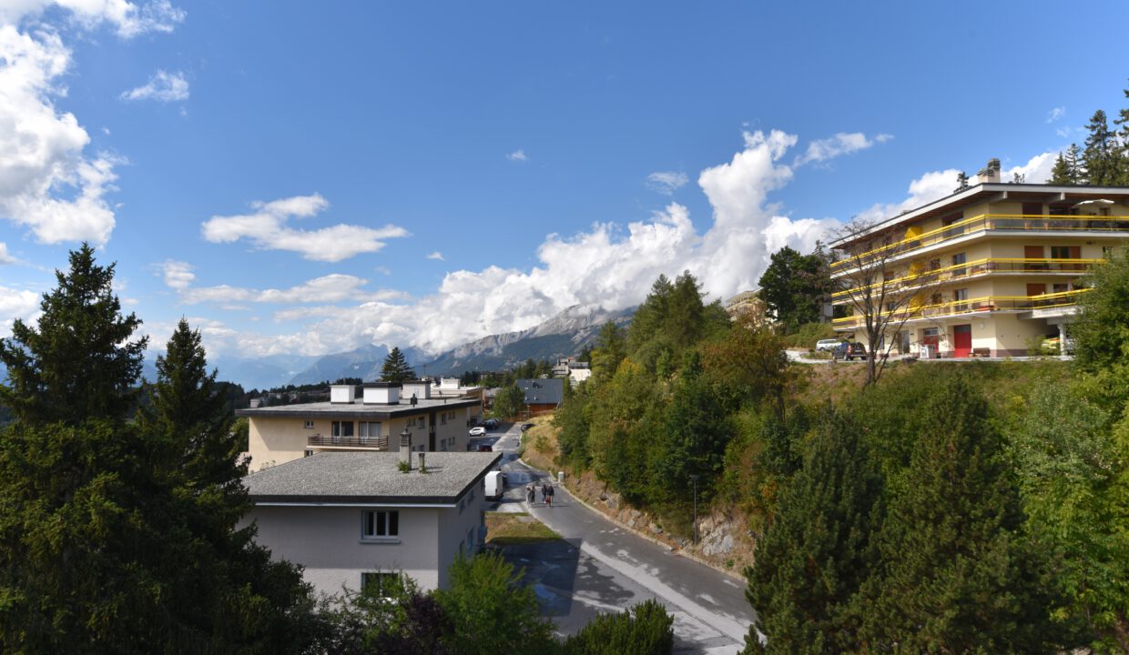 Berglandschaft mit Wohnhäusern und Straße