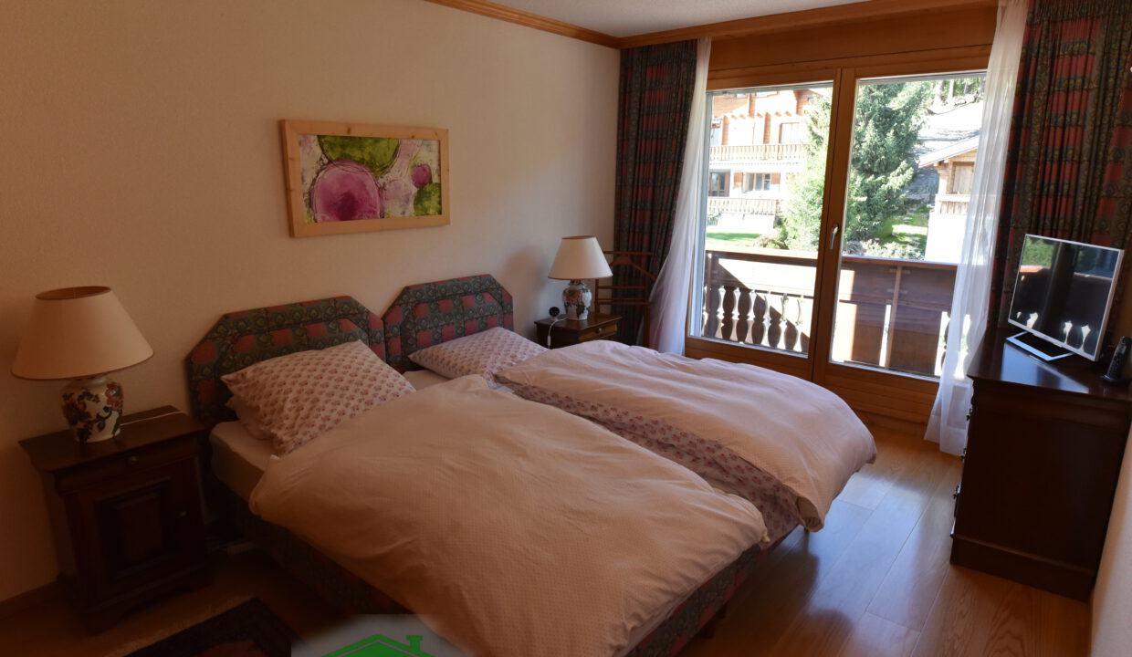Gemütliches Schlafzimmer mit Balkonblick