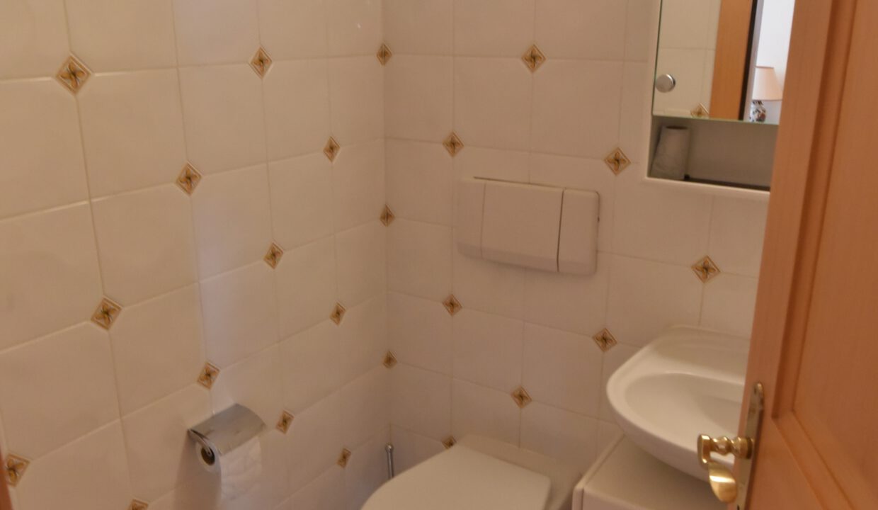 Kleines Gäste-WC mit weißen Fliesen