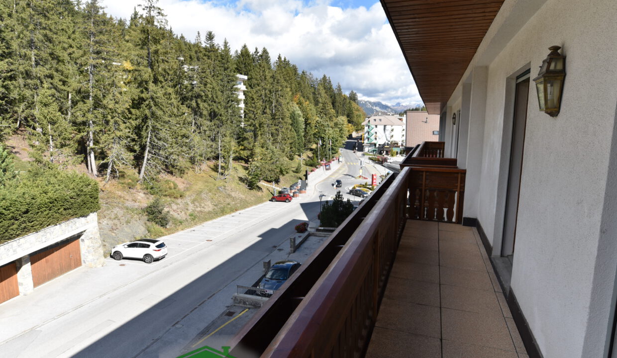 Balkon mit Berg- und Straßenblick