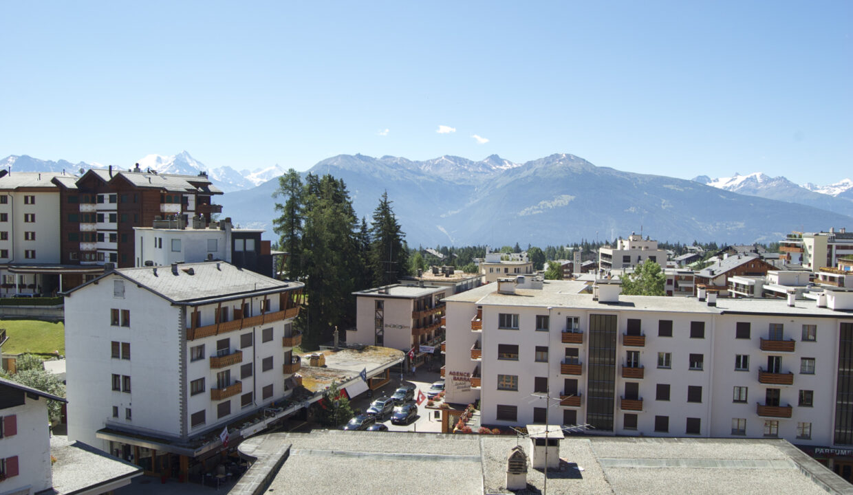 Alpines Stadtpanorama mit Bergblick