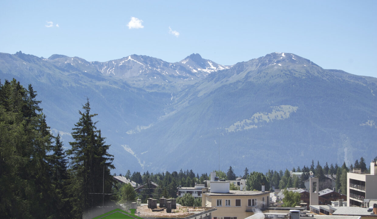 Bergpanorama über einer alpinen Ortschaft