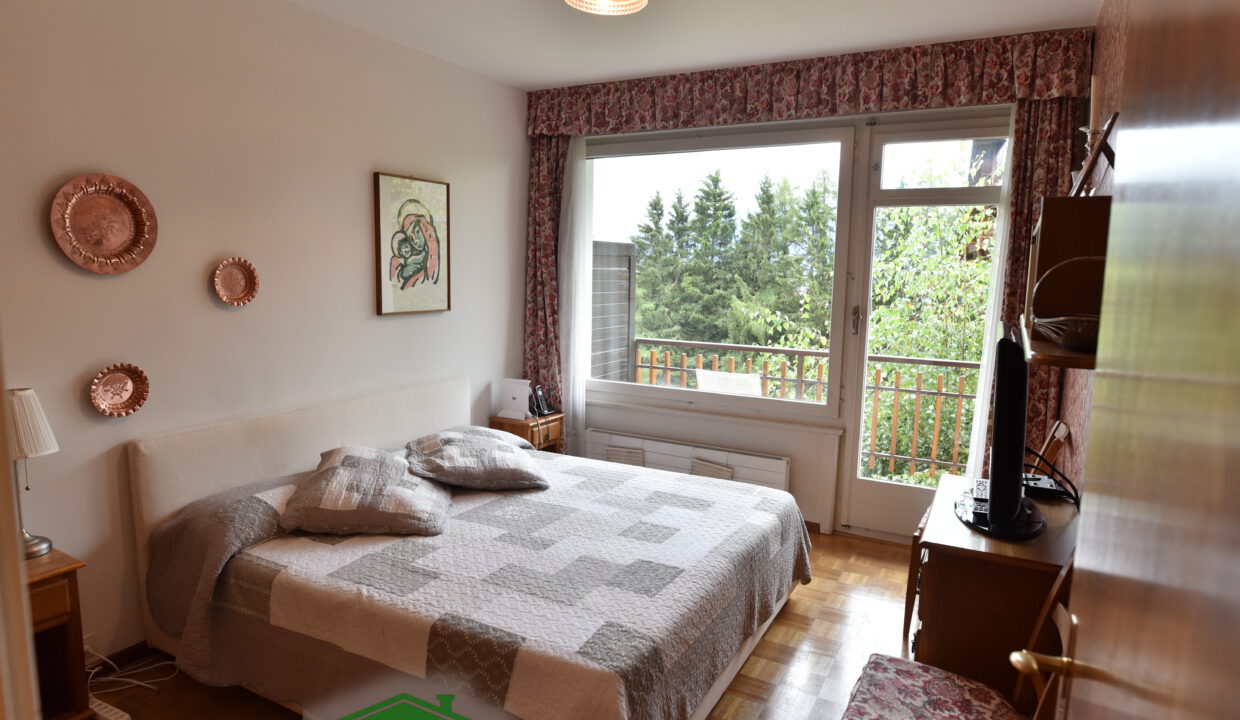 Helles Schlafzimmer mit Balkonblick