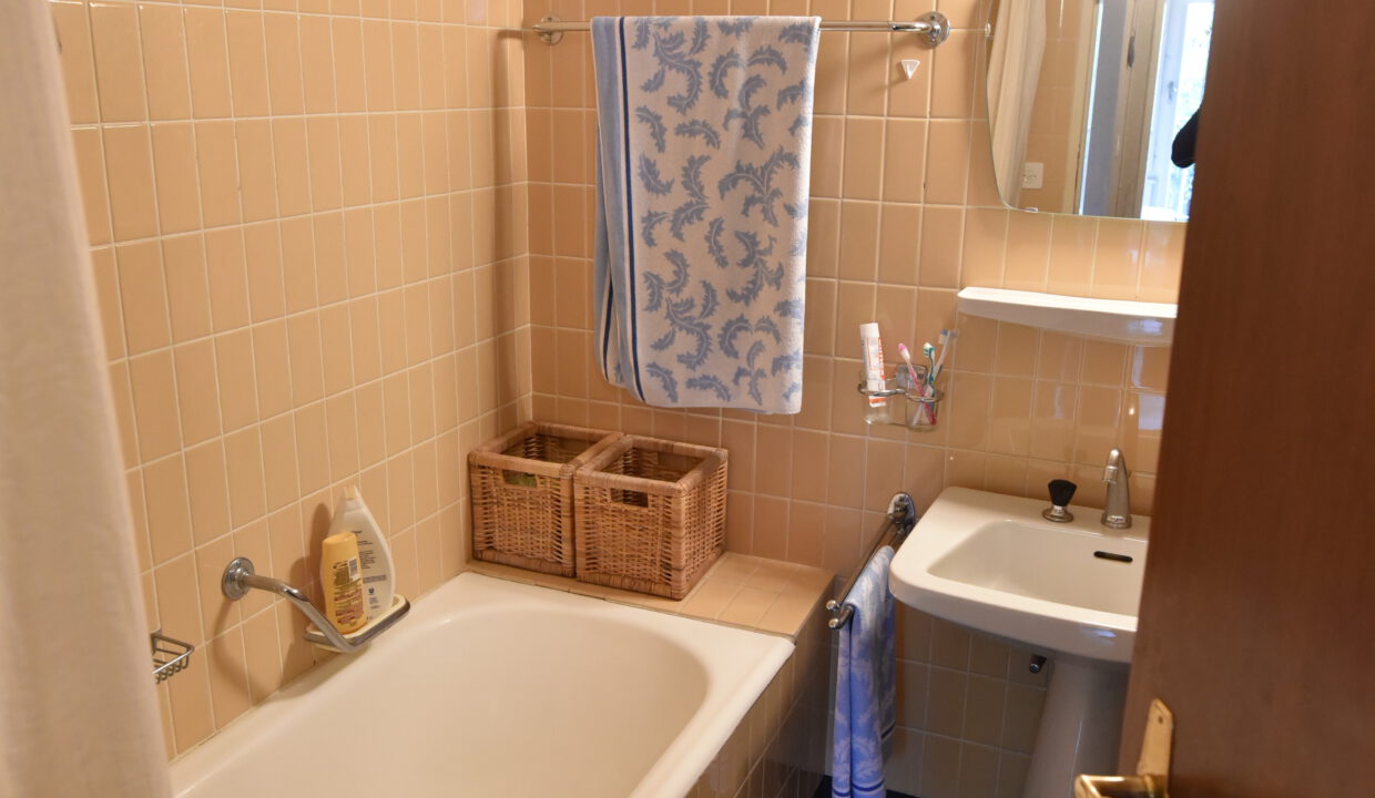 Kleines Badezimmer mit Badewanne und Waschbecken