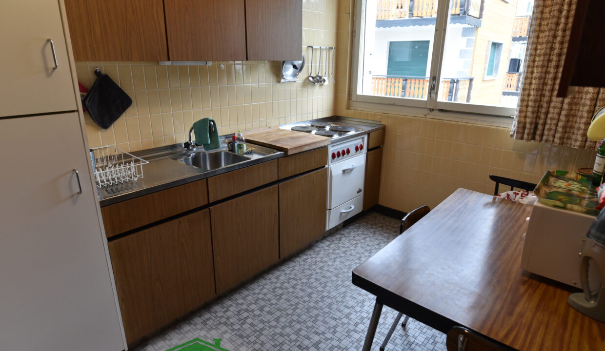 Kleine Küche mit Fenster zum Innenhof