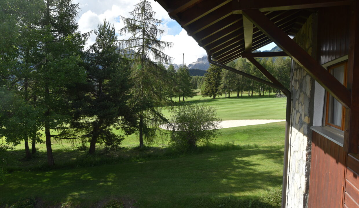 Blick vom Gebäude auf Golfplatz und Berge
