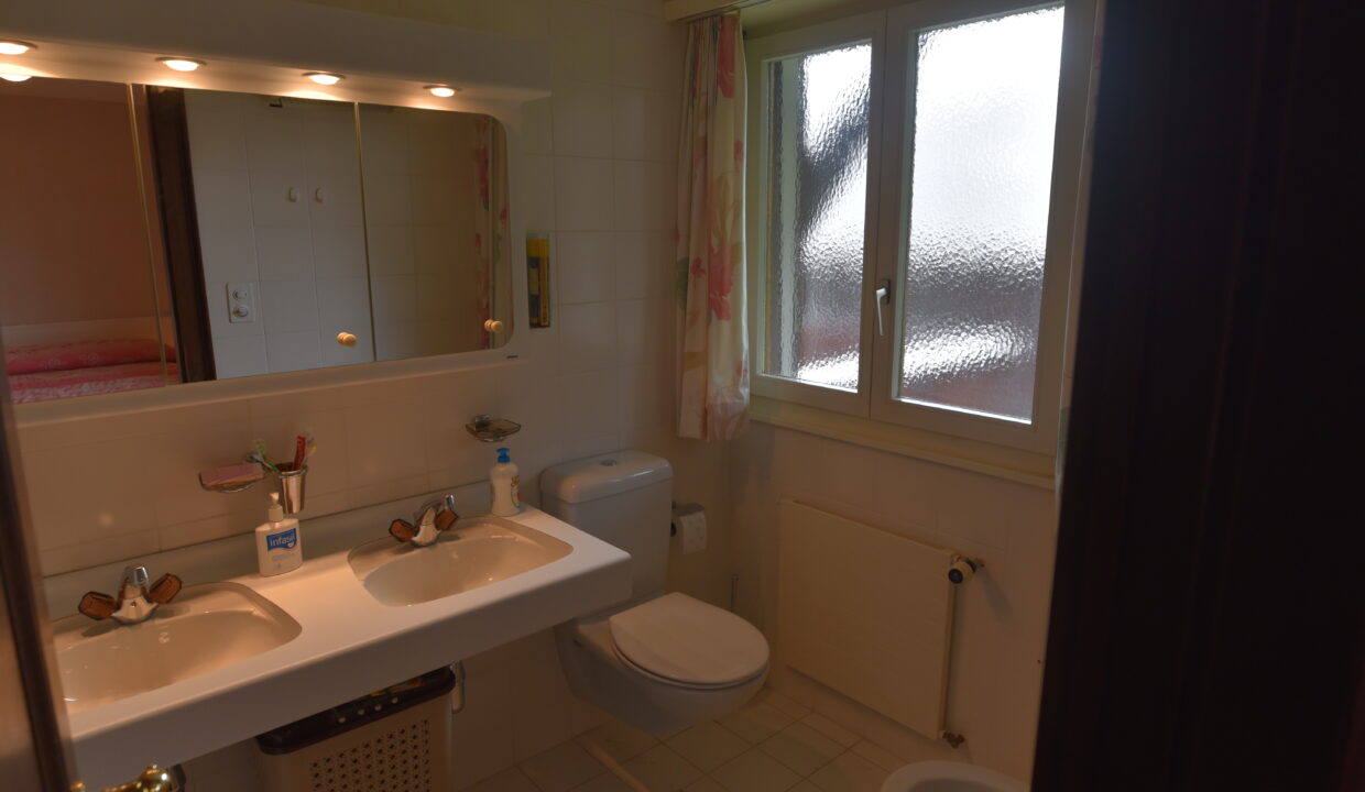 Badezimmer mit Doppelwaschtisch und Fenster