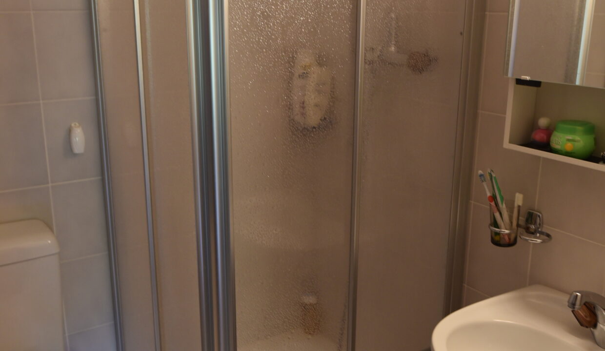 Kleines Badezimmer mit Dusche und WC