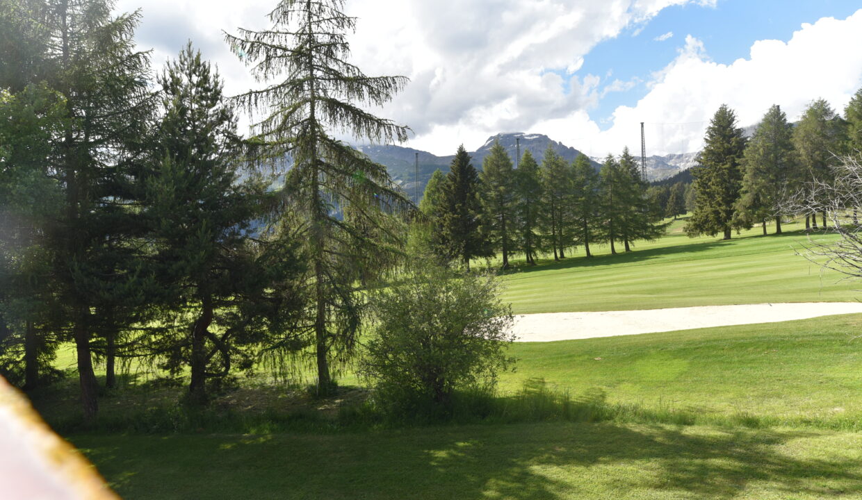 Landschaft mit Golfplatz und Bergblick