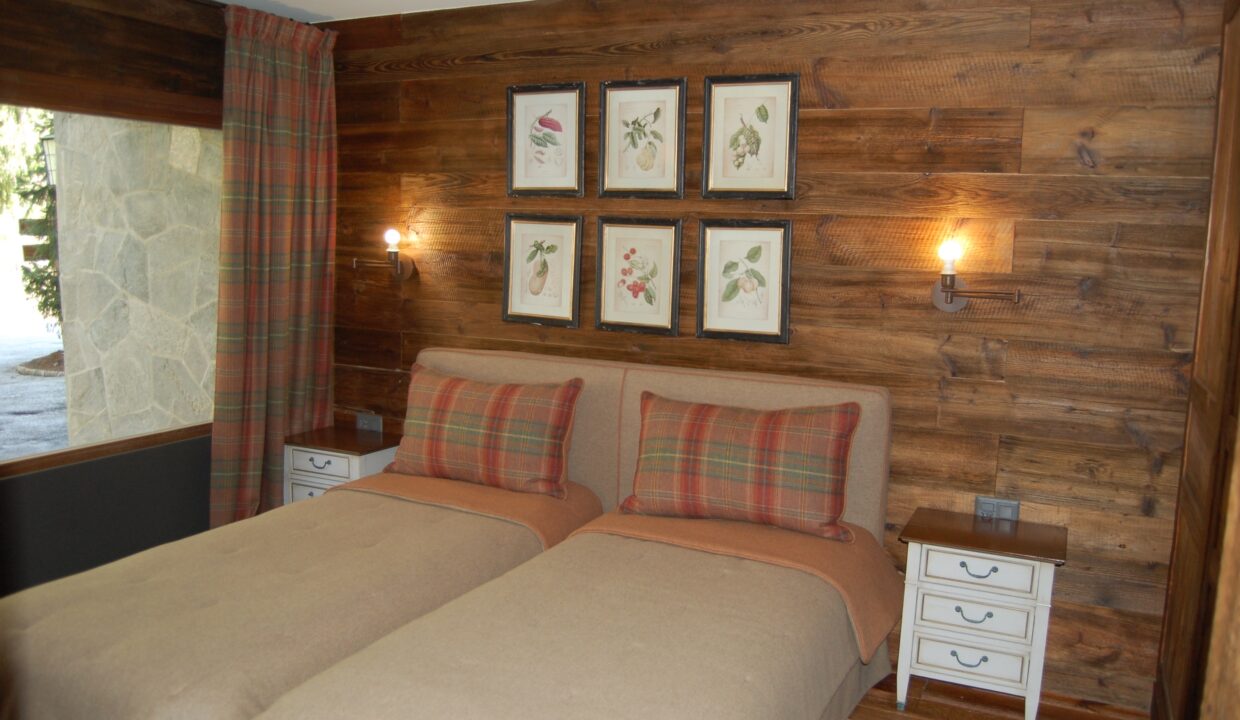 Gemütliches Schlafzimmer mit Holzvertäfelung
