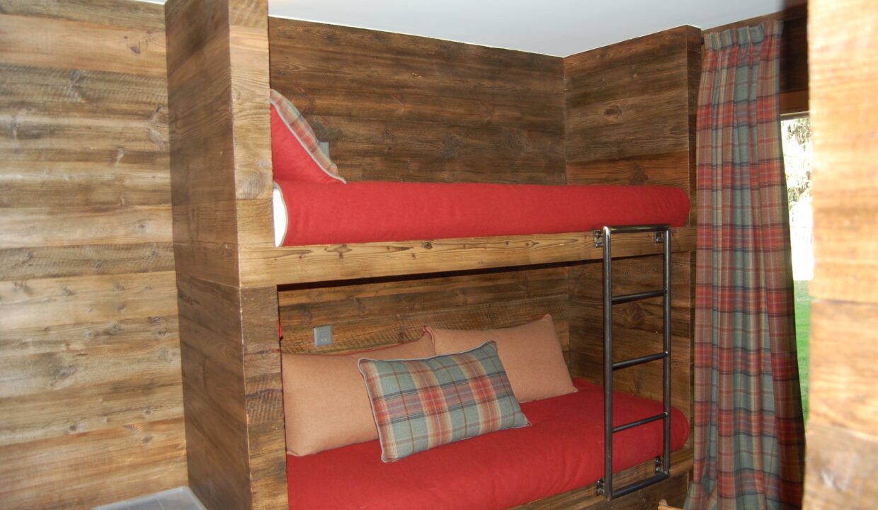 Etagenbett in holzverkleidetem Schlafzimmer