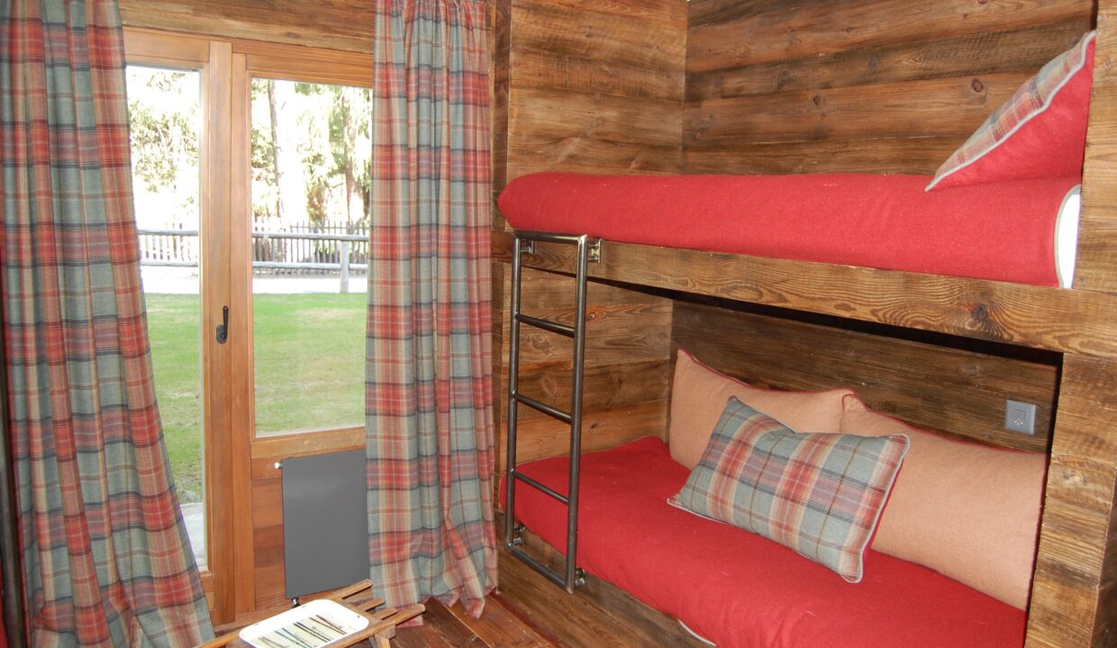 Doppelstockbett in holzverkleidetem Zimmer