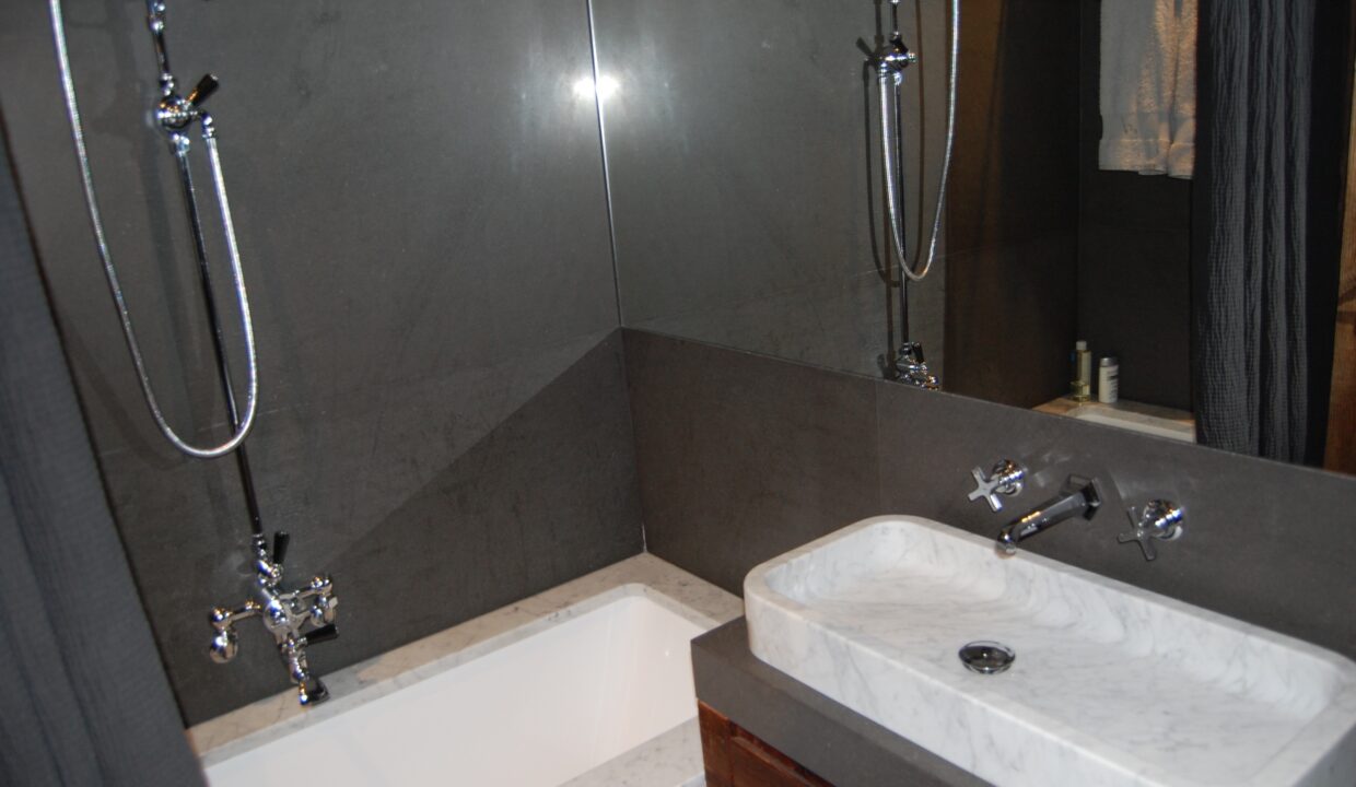 Luxuriöses Badezimmer mit Badewanne und Marmorelementen
