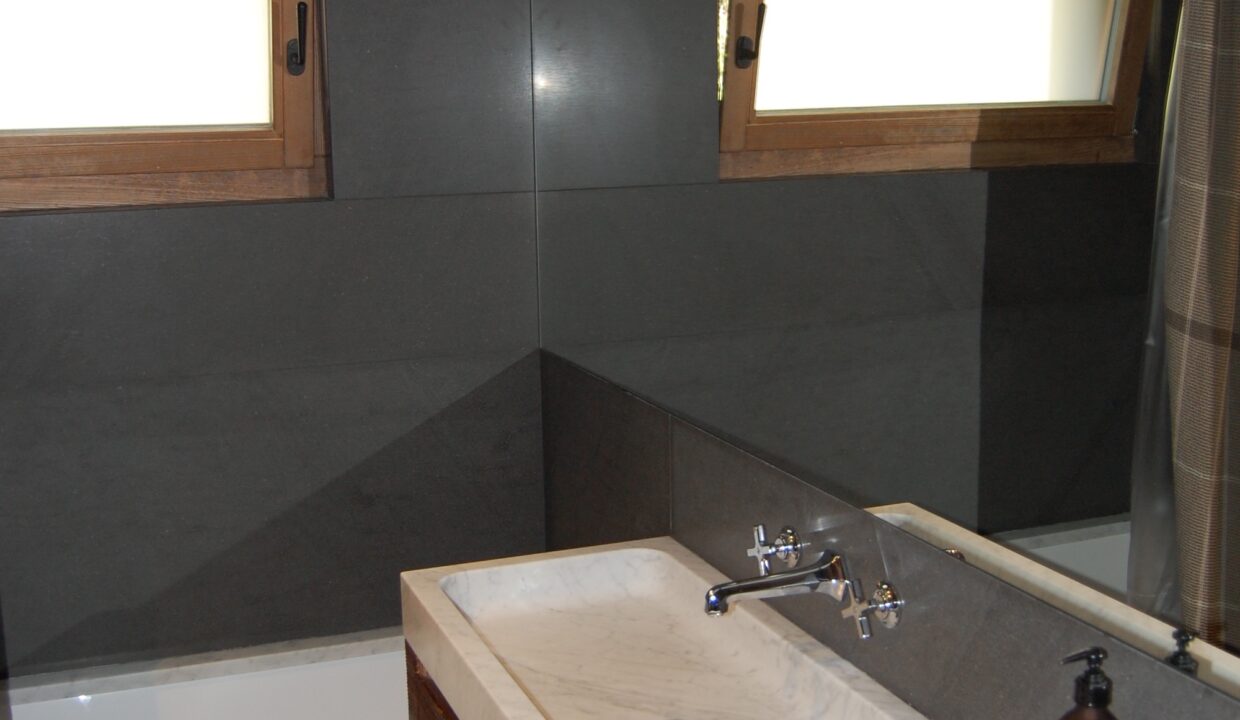 Modernes Badezimmerdetail mit Fenster und Waschtisch