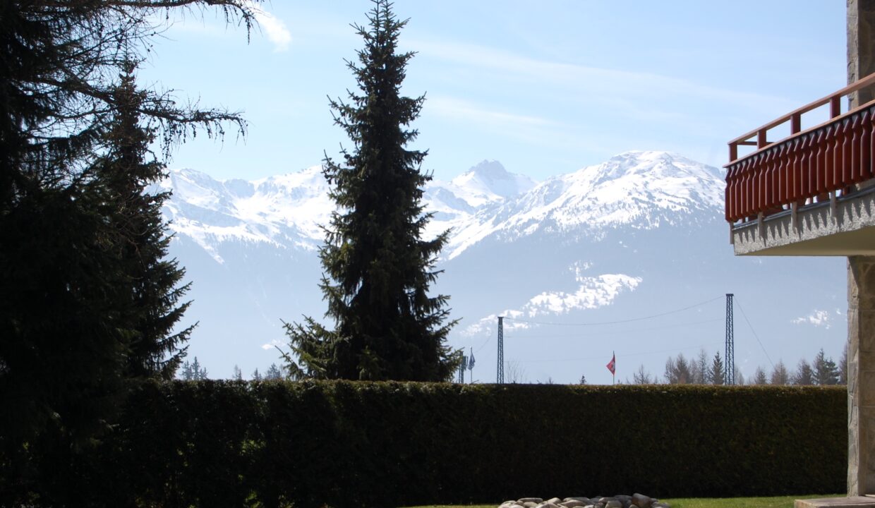 Bergblick von einer Immobilie mit Balkon