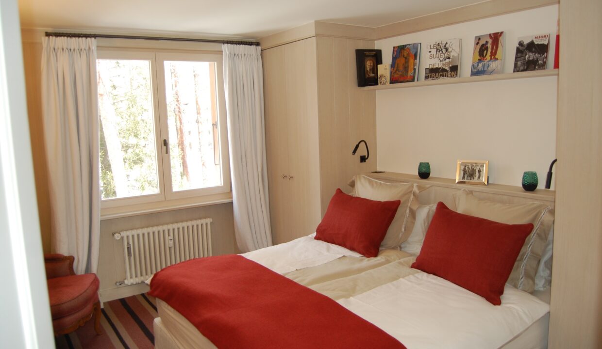 Gemütliches Schlafzimmer mit Doppelbett und Fenster