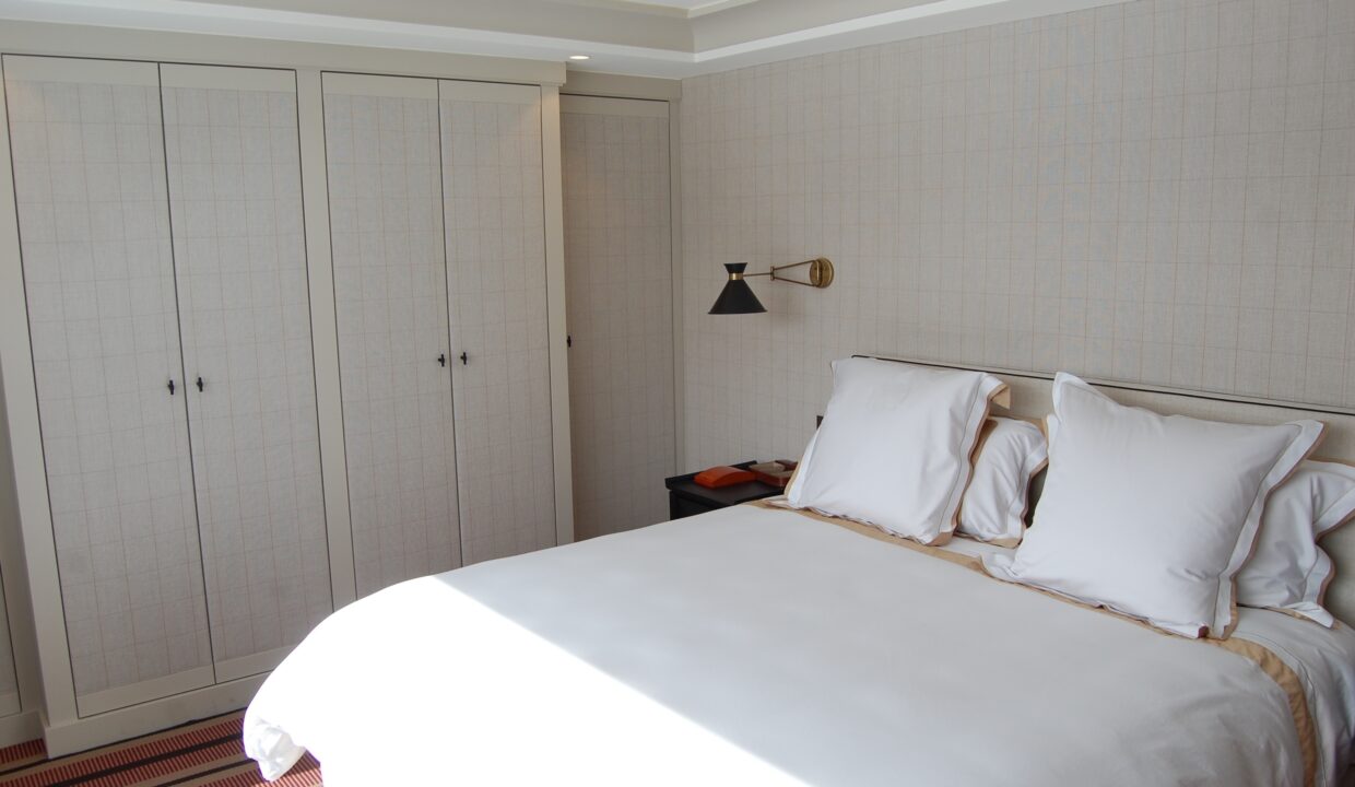 Helles Schlafzimmer mit Einbauschränken