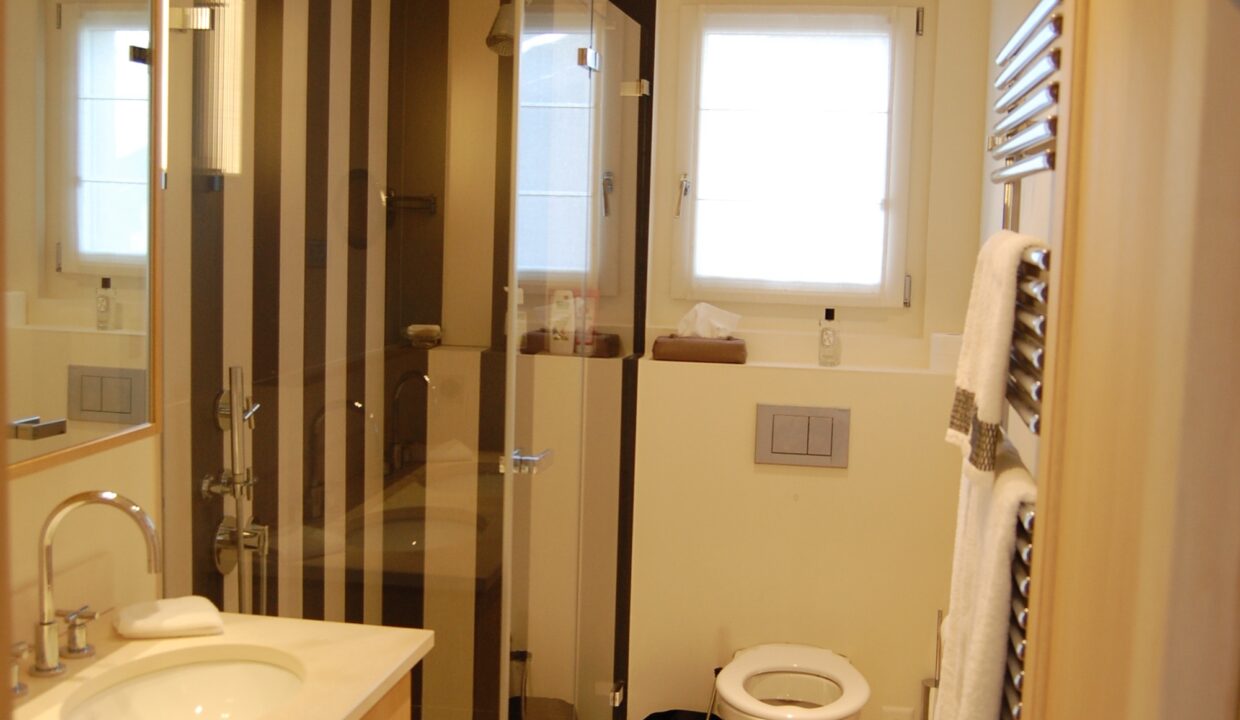 Helles Badezimmer mit Dusche und Fenster