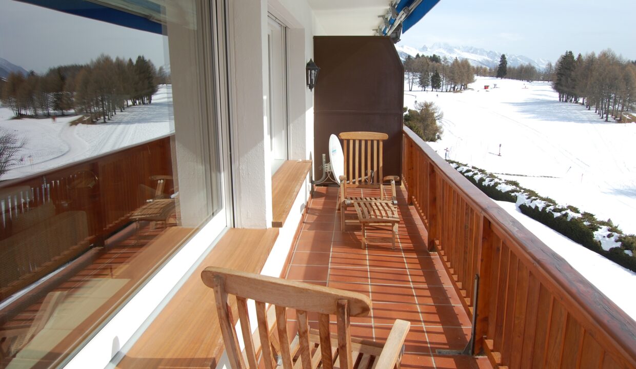 Balkon mit Berg- und Pistenblick