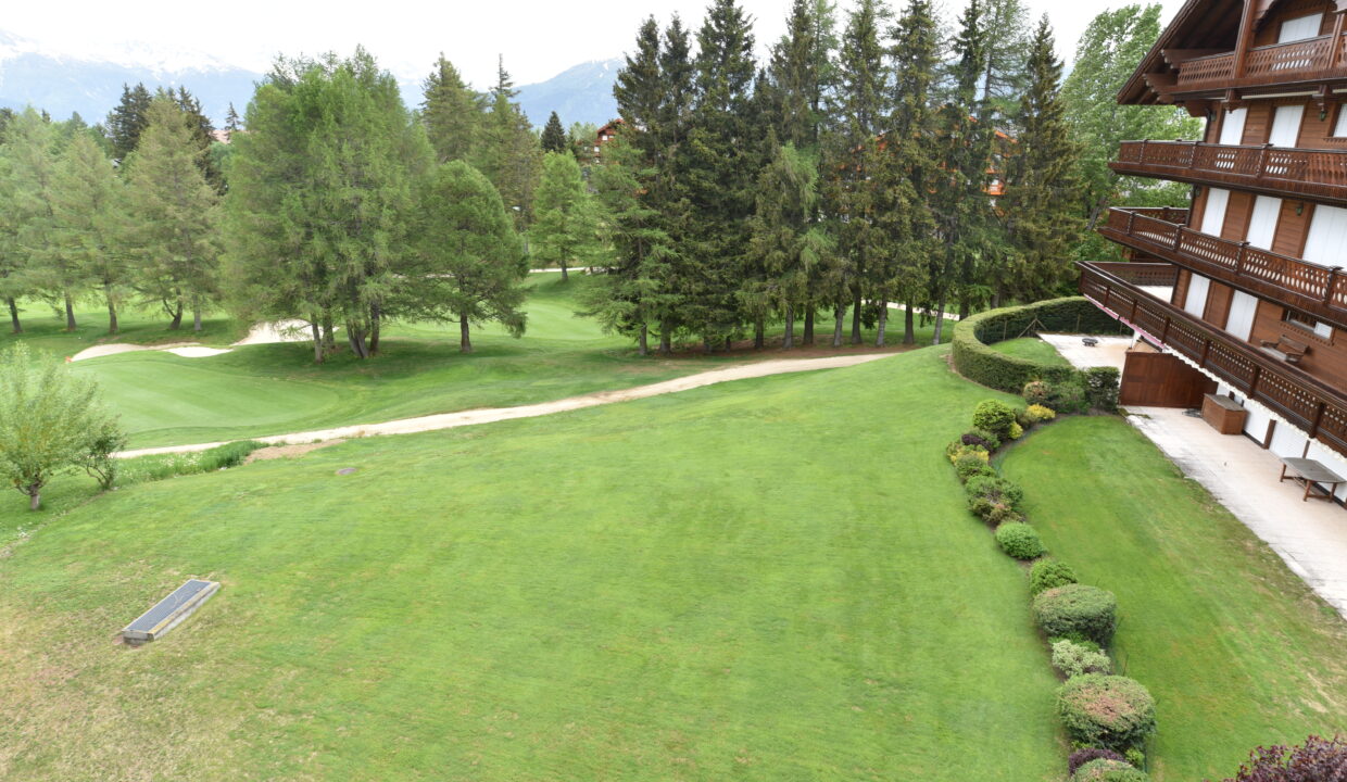 Alpines Hotel mit Gartenblick