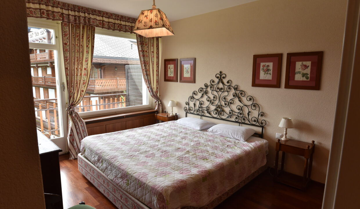 Gemütliches Schlafzimmer mit Balkonblick