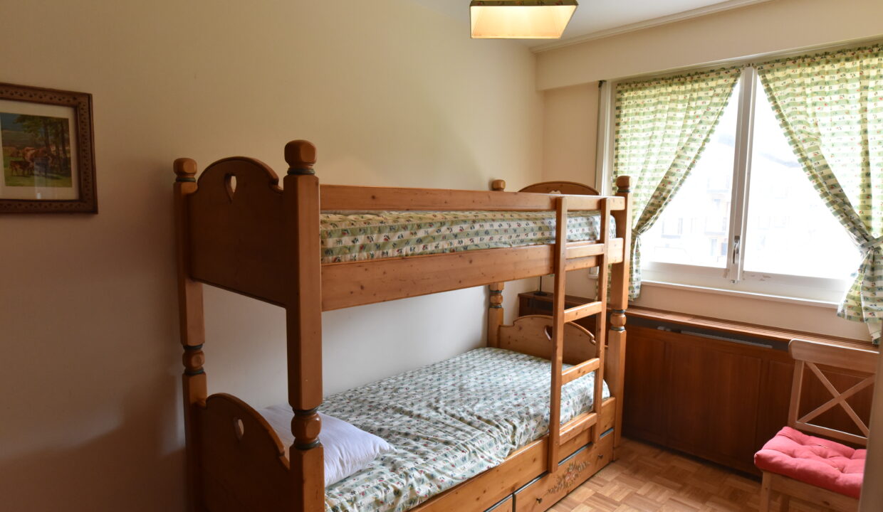 Kinderzimmer mit Etagenbett und Fenster