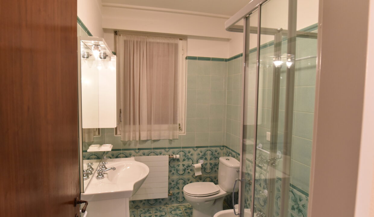 Badezimmer mit Dusche und WC