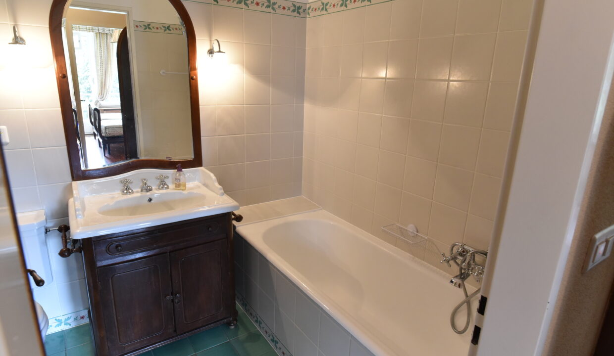 Klassisches Badezimmer mit Wanne und Holzwaschtisch