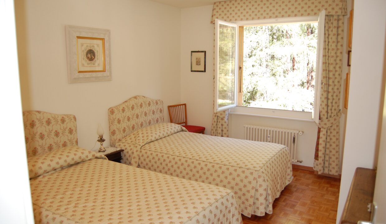 Schlafzimmer mit zwei Einzelbetten