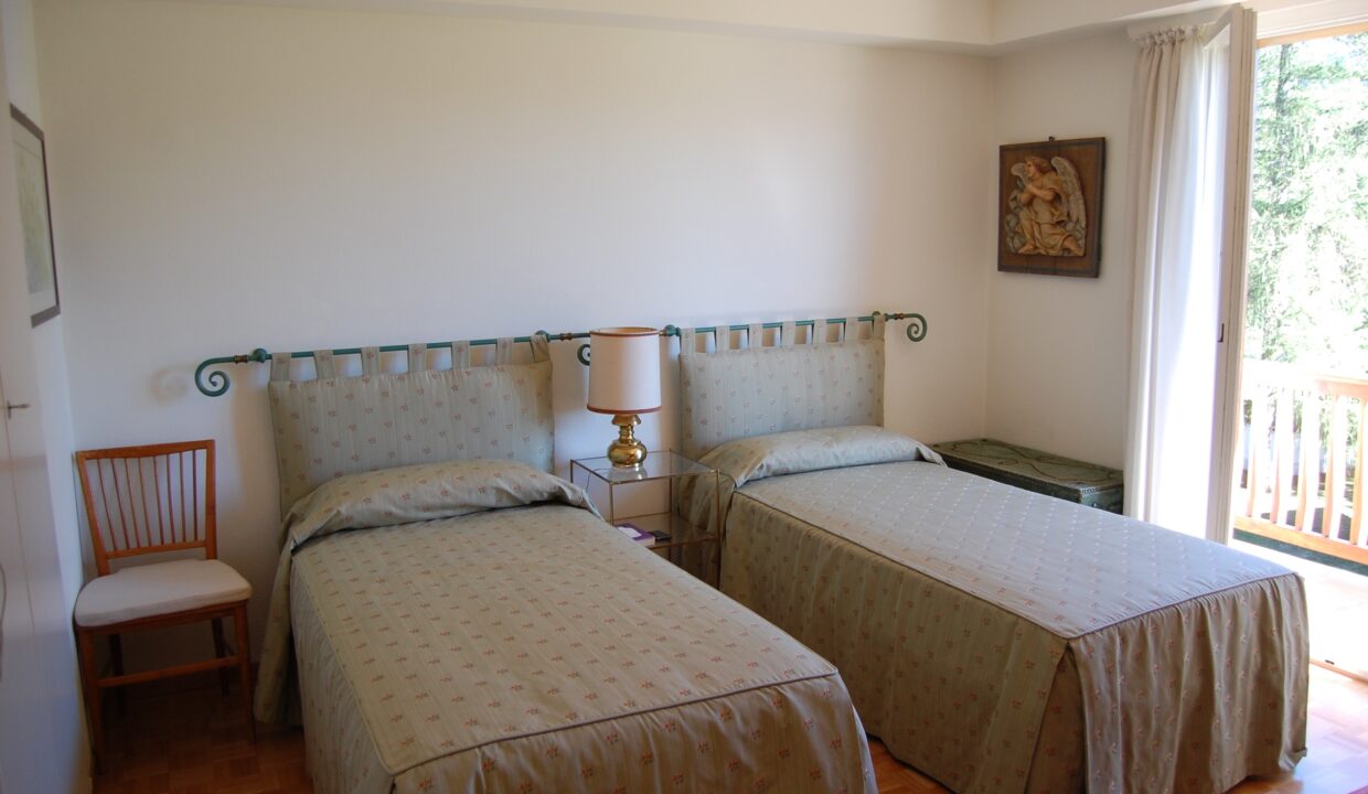 Zweibettzimmer mit Balkonzugang