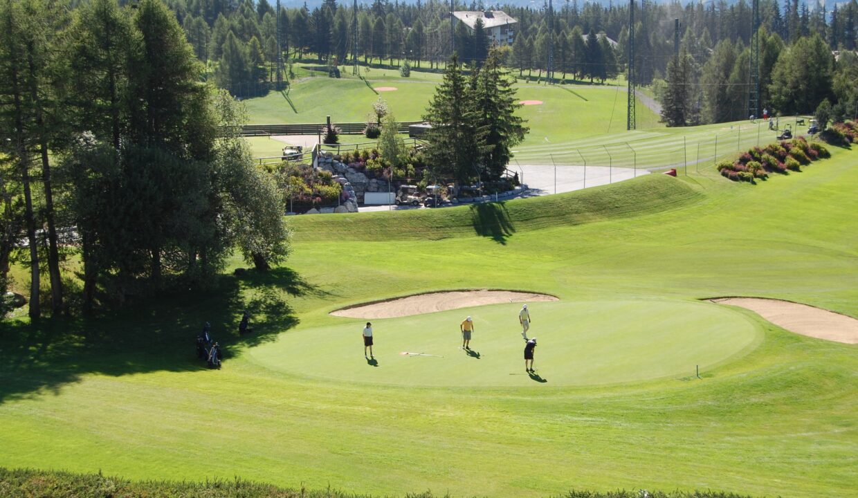 Golfplatz mit Grün und Bunkern