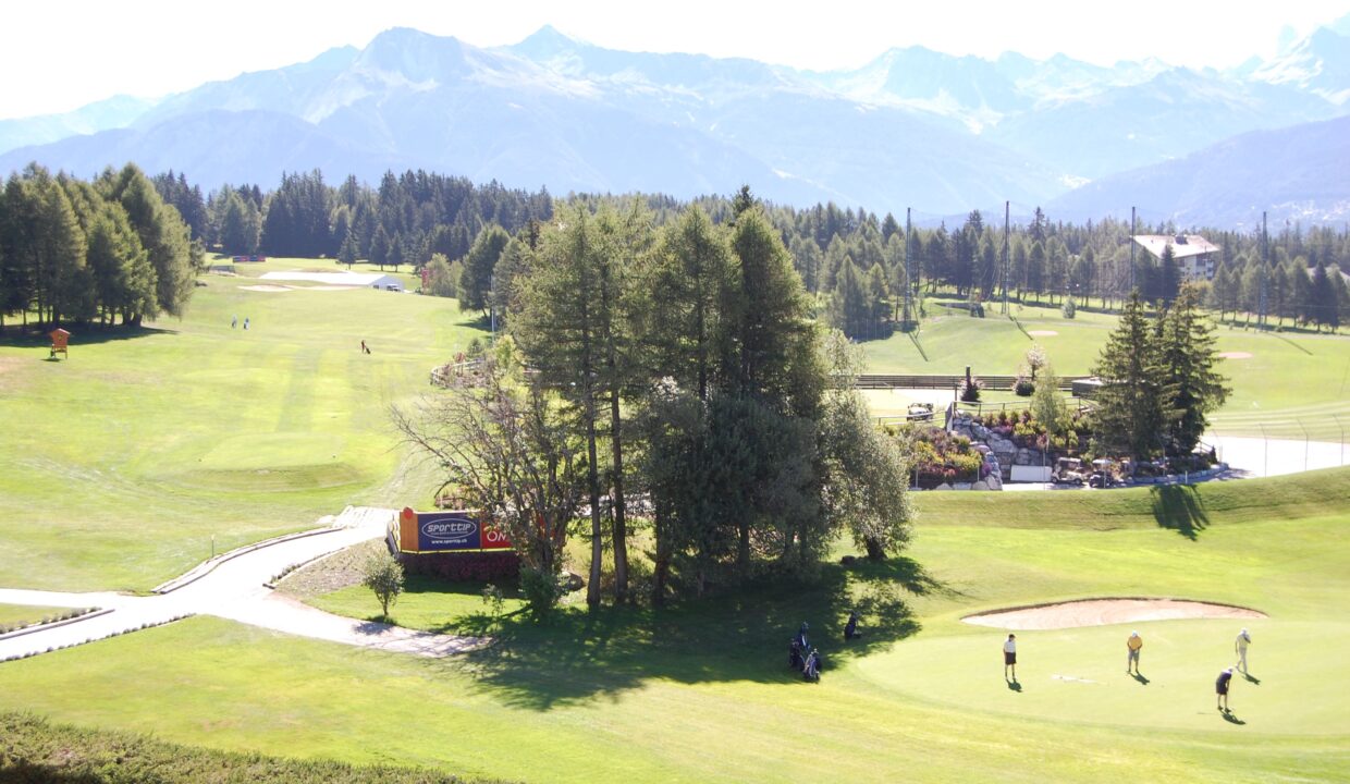 Golfplatz mit Bergpanorama