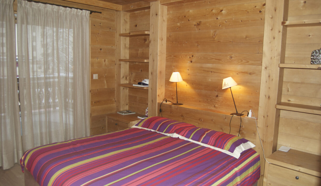 Gemütliches Holzschlafzimmer