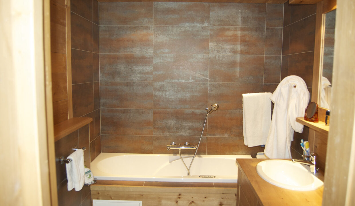 Modernes Badezimmer mit Holz und braunen Fliesen
